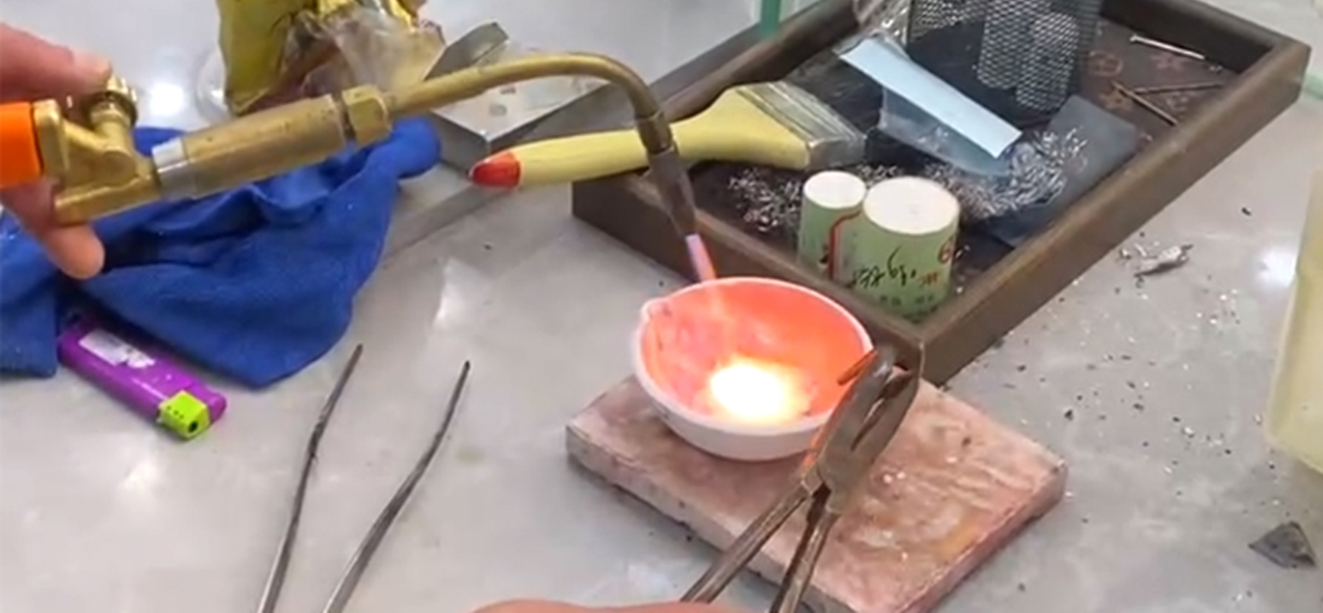 盐城阿尤黄金使用氢氧水焊机进行黄金熔焊